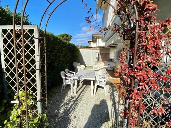 appartamento in vendita a Camaiore in zona Lido di Camaiore