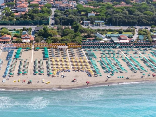 negozio in vendita a Camaiore in zona Lido di Camaiore