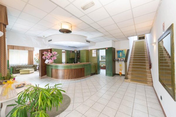 locale commerciale in vendita a Camaiore in zona Lido di Camaiore