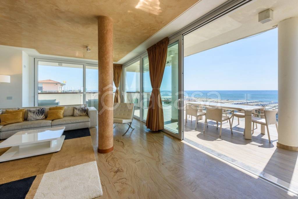 appartamento in vendita a Camaiore in zona Lido di Camaiore