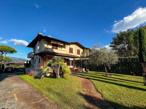 casa indipendente in vendita a Camaiore in zona Lido di Camaiore