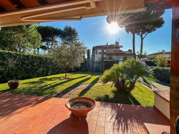 casa indipendente in vendita a Camaiore in zona Lido di Camaiore