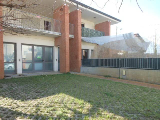 negozio in vendita a Camaiore in zona Lido di Camaiore