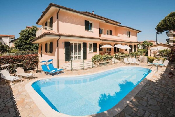 casa indipendente in vendita a Camaiore in zona Lido di Camaiore