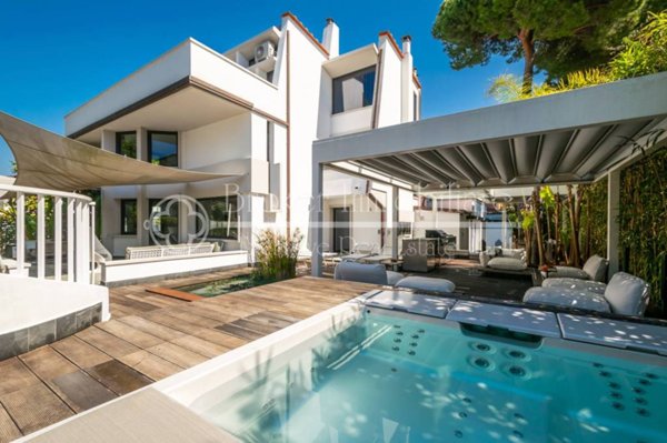 casa indipendente in vendita a Camaiore in zona Lido di Camaiore