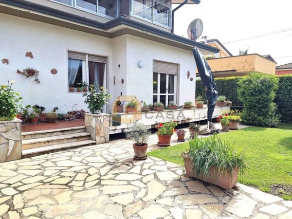 casa indipendente in vendita a Camaiore in zona Lido di Camaiore