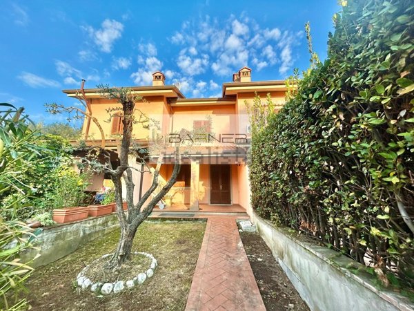 casa indipendente in vendita a Camaiore in zona Capezzano Pianore