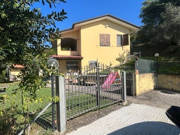 esavano in vendita a Camaiore in zona Capezzano Pianore