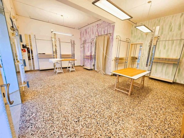 negozio in vendita a Camaiore in zona Lido di Camaiore