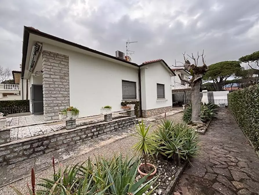 casa indipendente in vendita a Camaiore in zona Lido di Camaiore