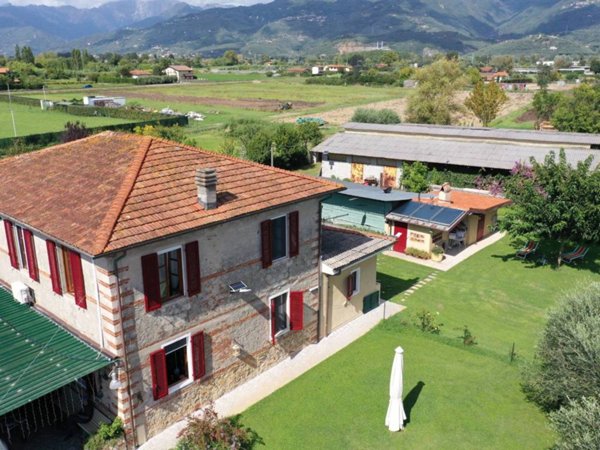 casa indipendente in vendita a Camaiore in zona Capezzano Pianore
