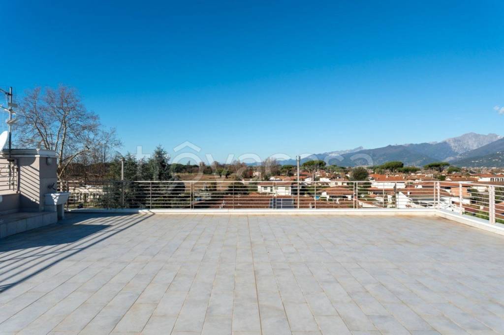 appartamento in vendita a Camaiore in zona Lido di Camaiore