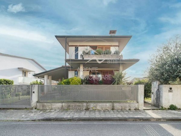 casa indipendente in vendita a Camaiore in zona Lido di Camaiore