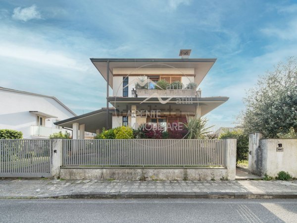 casa indipendente in vendita a Camaiore in zona Lido di Camaiore