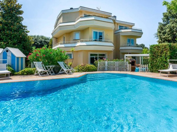 casa indipendente in vendita a Camaiore in zona Lido di Camaiore