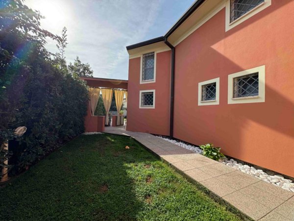 casa indipendente in vendita a Camaiore in zona Lido di Camaiore
