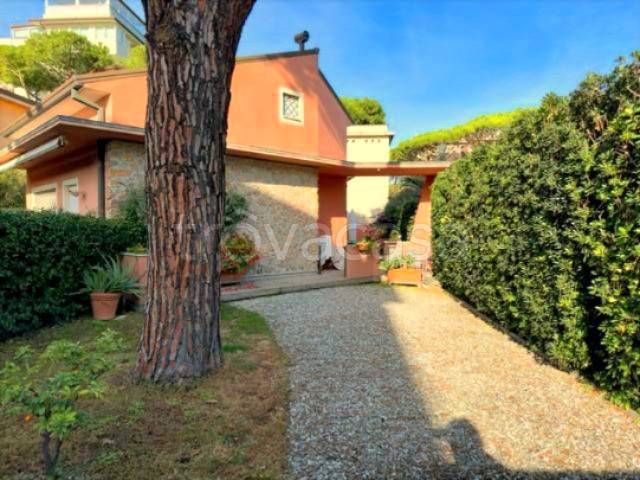 casa indipendente in vendita a Camaiore in zona Lido di Camaiore