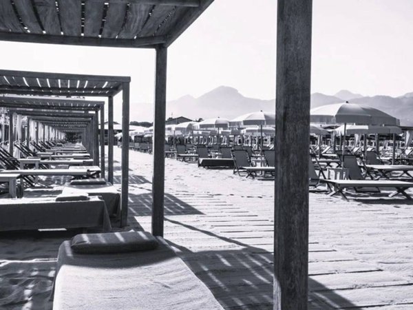 negozio in vendita a Camaiore in zona Lido di Camaiore