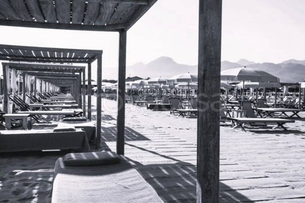 negozio in vendita a Camaiore in zona Lido di Camaiore