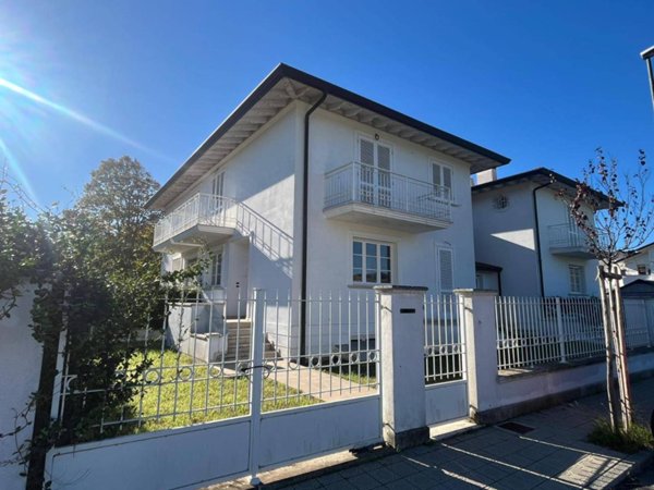 casa indipendente in vendita a Camaiore in zona Lido di Camaiore
