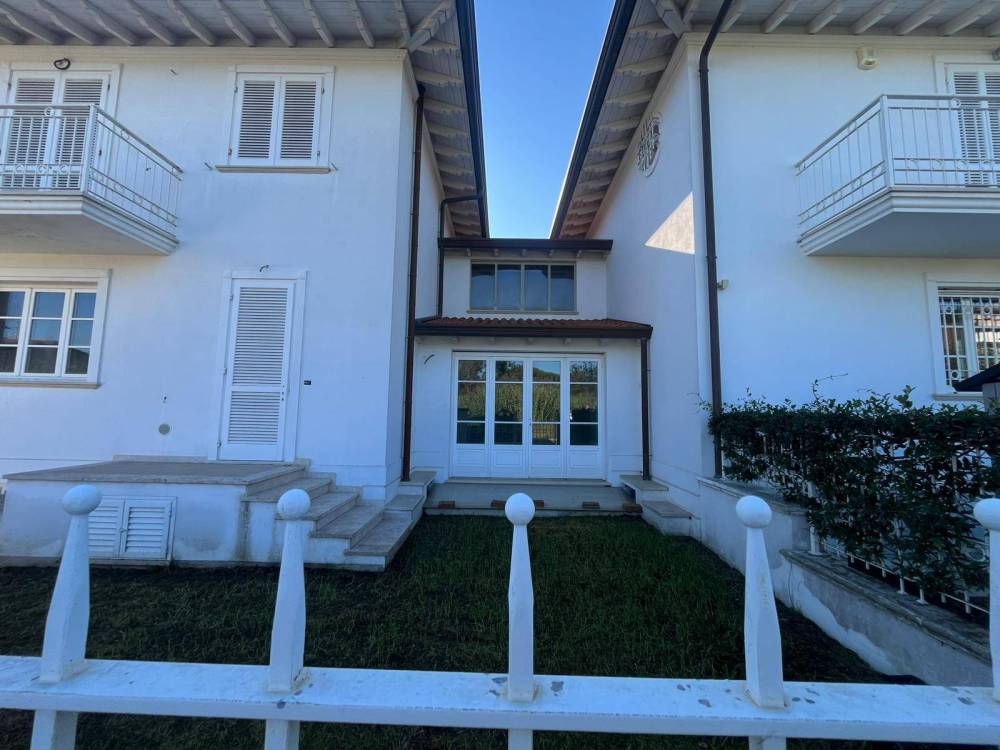 casa indipendente in vendita a Camaiore in zona Lido di Camaiore