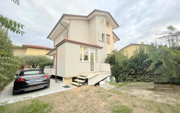 casa indipendente in vendita a Camaiore in zona Lido di Camaiore