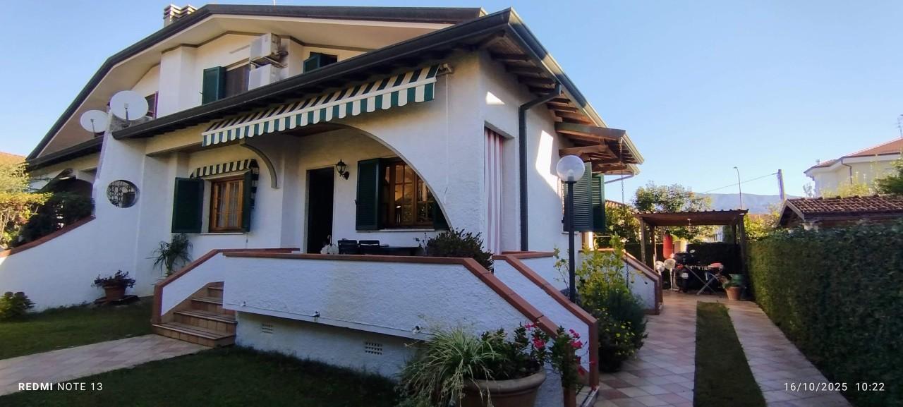 casa indipendente in vendita a Camaiore in zona Lido di Camaiore