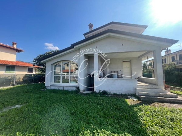casa indipendente in vendita a Camaiore