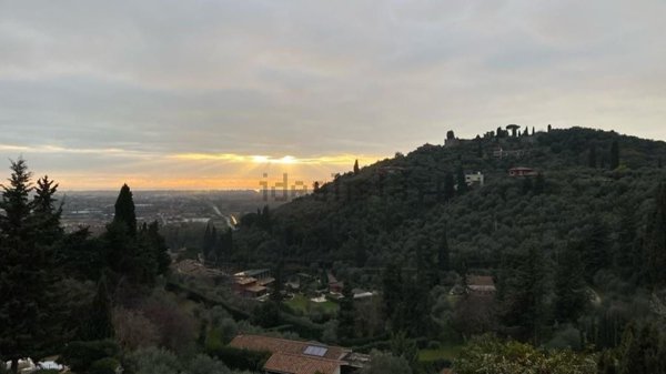 casa indipendente in vendita a Camaiore