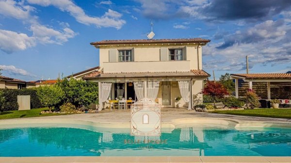 casa indipendente in vendita a Camaiore in zona Lido di Camaiore