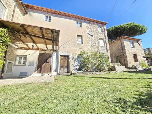 casale in vendita a Camaiore in zona Santa Maria Albiano