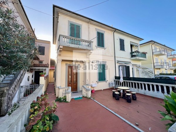 casa indipendente in vendita a Camaiore in zona Lido di Camaiore