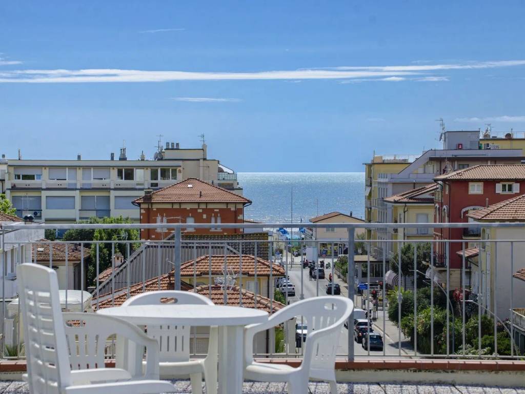 intera palazzina in vendita a Camaiore in zona Lido di Camaiore