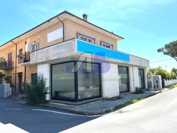 negozio in vendita a Camaiore in zona Lido di Camaiore