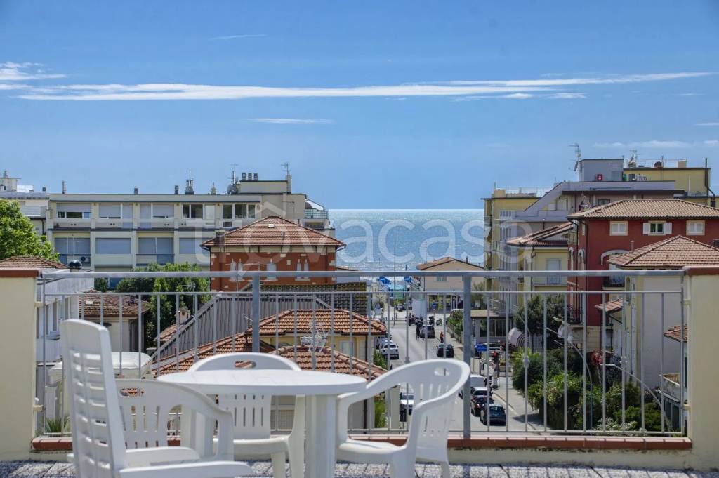 negozio in vendita a Camaiore in zona Lido di Camaiore