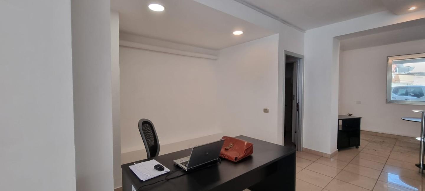 negozio in vendita a Camaiore in zona Lido di Camaiore