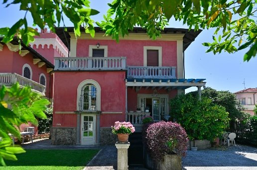 casa indipendente in vendita a Camaiore in zona Lido di Camaiore