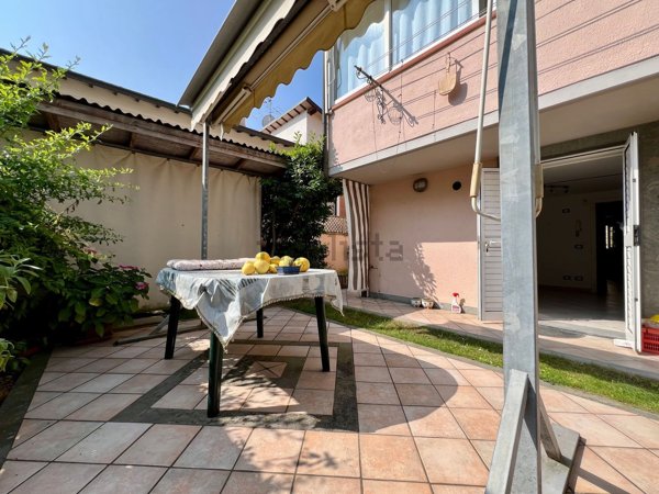 casa indipendente in vendita a Camaiore in zona Lido di Camaiore