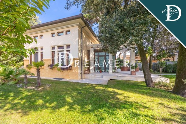 casa indipendente in vendita a Camaiore in zona Lido di Camaiore