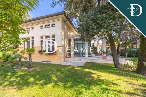 casa indipendente in vendita a Camaiore in zona Lido di Camaiore