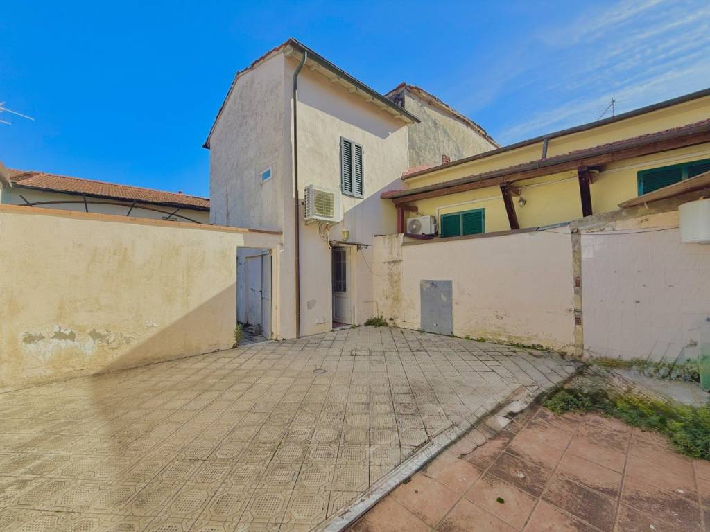 casa indipendente in vendita a Camaiore in zona Lido di Camaiore