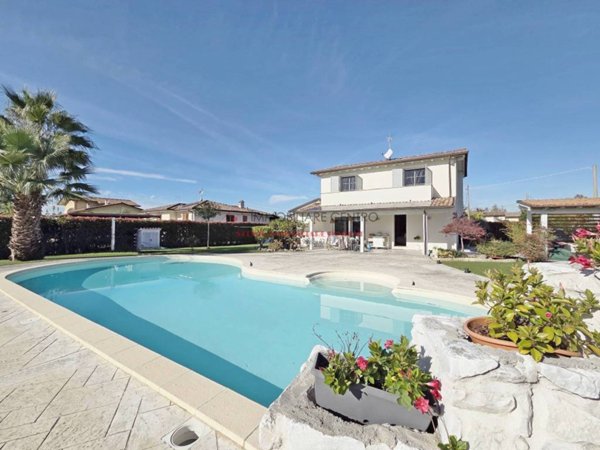 casa indipendente in vendita a Camaiore in zona Lido di Camaiore