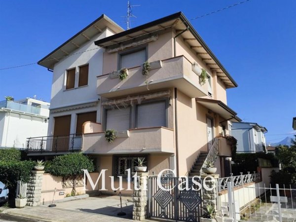 casa indipendente in vendita a Camaiore in zona Lido di Camaiore