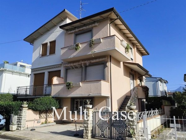 casa indipendente in vendita a Camaiore in zona Lido di Camaiore