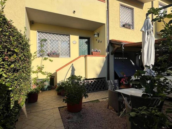 casa indipendente in vendita a Camaiore in zona Capezzano Pianore