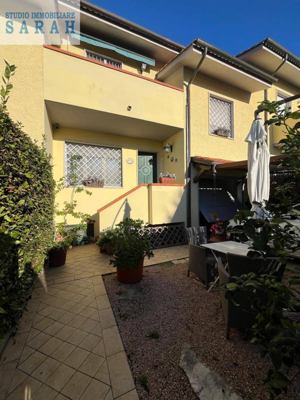 casa indipendente in vendita a Camaiore in zona Capezzano Pianore