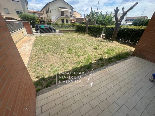 capannone in vendita a Camaiore in zona Lido di Camaiore