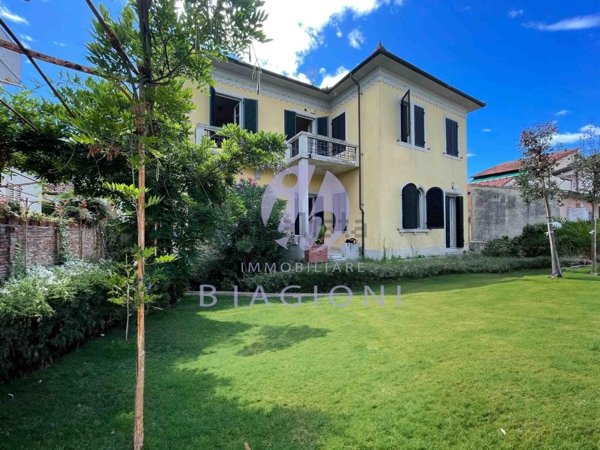 casa indipendente in vendita a Camaiore in zona Lido di Camaiore