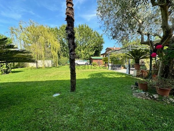 casa indipendente in vendita a Camaiore in zona Lido di Camaiore