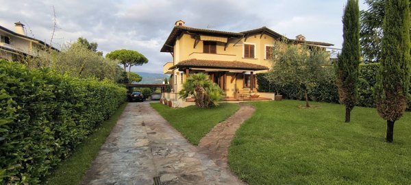 casa indipendente in vendita a Camaiore in zona Lido di Camaiore